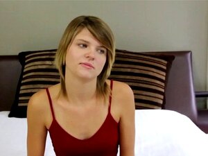 Süße Amateurin wird fürs Casting durchgefickt. Süße Amateurin