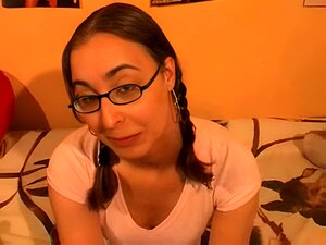 Bekijk hoe een ondeugende nerd met vlechtjes betaald krijgt om een