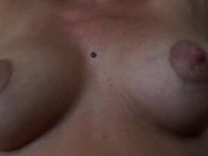 Die schweren Titten und großen Nippel der Frau