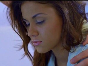 Atemberaubende schlanke Tussi bekommt ihre enge Muschi und ihren