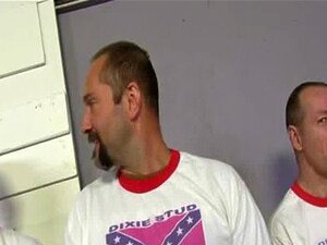 Ebony-tjej blir knullad av några vita killar 26