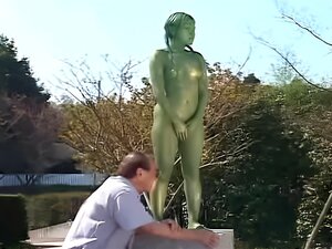 Mosaik; Eine lebende nackte weibliche japanische Gartenstatue