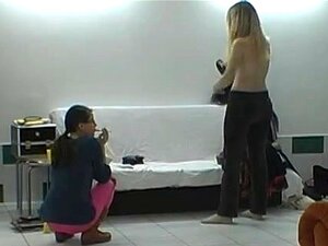 Права бујна плавуша током фотосесије