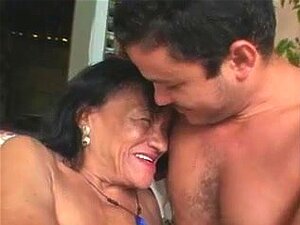 Hässliche Brasilianerin Oma, gibt ihre trockene Muschi und ihr