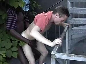 Interracial Bareback im Freien