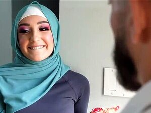 Frische muslimische Frau wird von ihrem Fußballtrainer trainiert