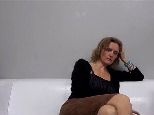 Незасита старија бринета са великим