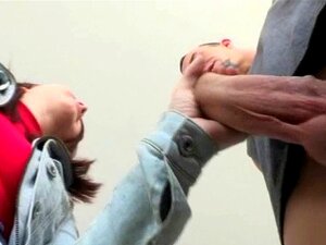 Mutige zierliche Süße Jennifer Bliss nimmt ein riesiges Weiß