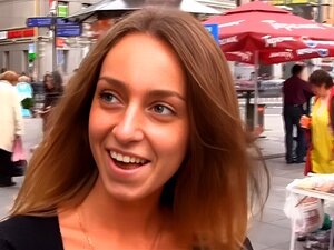Doživite uzbuđenje divlje trojke u javnosti s prelepom brinetom koja