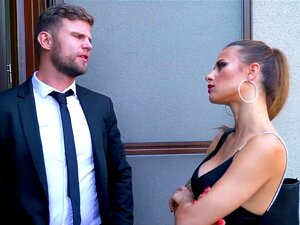 Billie Star wurde von ihrem Job losgelassen. Ihr Chef, Vince Karter,