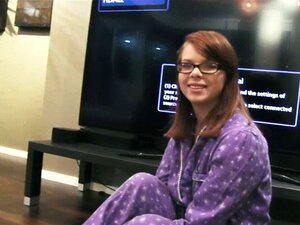 College-Babes bei einer Pyjama-Lesbenparty-Fick. Heiße College-Babes