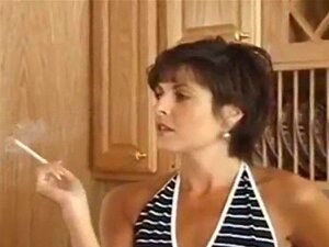 120 rauchende Frau. 120 rauchende Frau