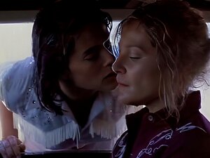 Helen Shaver, Patricia Charbonneau in Desert Hearts (1986), Die