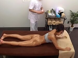 Heißes Mädchen von Masseur befummelt Japanische Ölmassage