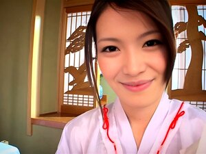 Kimono Lady Anna Kirishima ist eine echte japanische Schönheit