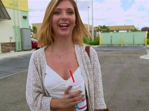 Die schöne Annie lutscht in einem Van. Die schöne Amateurin Annie