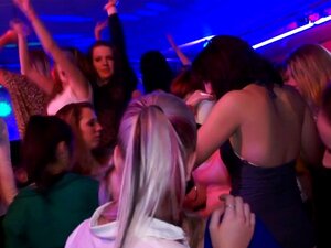 Ragazze festaiole che ricevono sborrate