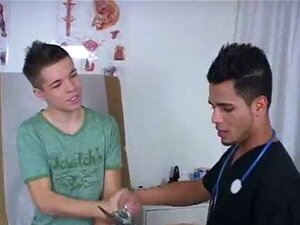 Schwuler Fick, der einen Zungendepressor in meinen Rachen steckte, er