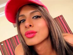 Sexy Sara Mendez masturbeert haar geile shemale kont
