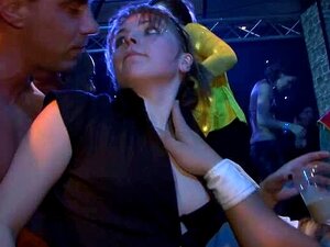 Gruppensex wilde Schlampe im Nachtclub