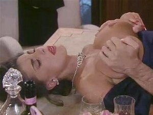 Sarah zeigt frisch ihren sexy Arsch