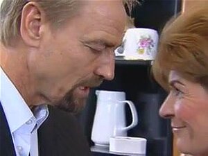 Hans komplimenter gjorde denne tyske bestemoren i strømper kåt,