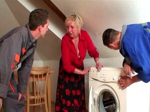 Zwei Handwerker ficken busty Oma von beiden Enden