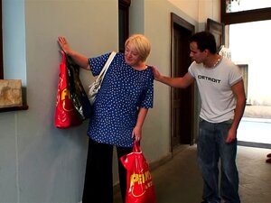 Bystig 70-årig blond mormor tillfredsställer färsk hingst