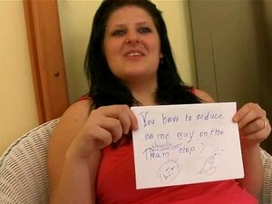 Sie nimmt auf und verwöhnt einen frischen Kerl