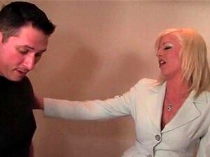 Busige MILF Sindi Star fickt den Boss ihres Stiefsohns und wirft