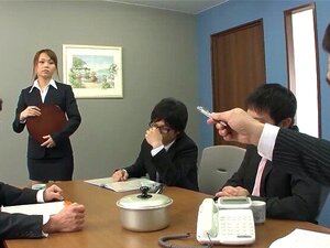 Sexy asiatische Büroangestellte bläst ihren Kollegen einen