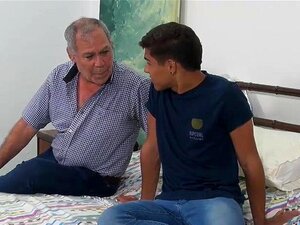 Schau dir an, wie der bullige Stiefvater den Jungen jetzt fickt! -