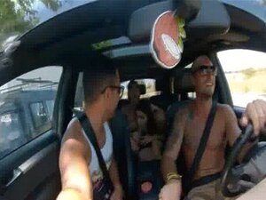 Super sexy Valentina Nappi wird in der Öffentlichkeit am Strand