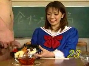 Japanisches Mädchen isst und trinkt leckeres Essen. Japanisches