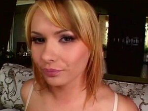 Hete blonde wordt dubbel en in haar kont geneukt