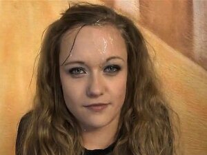 Blonde Mülleimer Keegan Kade spuckt auf und wird im Boden ins Gesicht