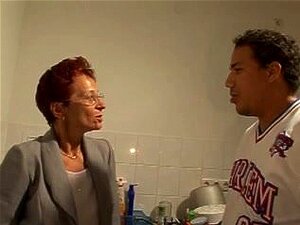 Jeugdige jongen Paleteerbare Fur Pie van een oude Duitse dame,