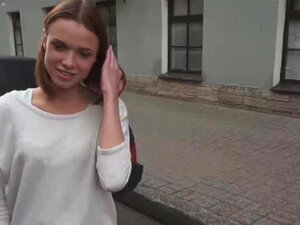 Typ mit Spionagebrille lädt ein hübsches Amateurmädchen zum Ficken