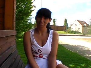 Nass und wildes Buschficken. Babe lässt sich ihre nasse Muschi