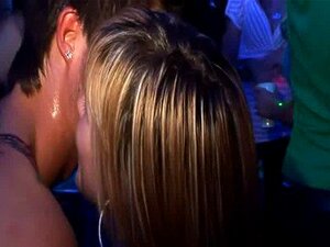 Junge Schönheiten werden nach dem Tanz gebohrt