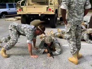 Sexe gay dans la zone militaire japonaise Explosions, échec et