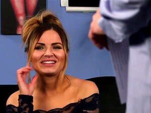 Die hübsche Domina demütigt und reizt den gruseligen