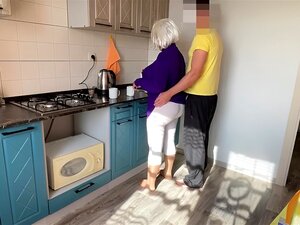 Riesiger Hintern, hellhaarige Reife ging auf die Knie und hatte