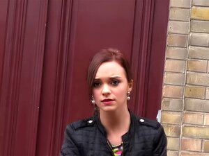 Die wunderschöne und brünette Tramperin Lea Guerlin wandert von der