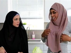 Muslimische schwarze Stiefschwester fickt Stiefbruder hinter dem