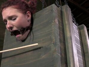 Maledoms Arschspiel mit Fetisch-Box-Schlampe. Maledom spielt mit dem