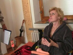 Sexspielzeuge und zwei Schwänze für die freche Oma