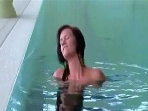 Duży chłopak rozdziewicza swoją dziewczynę