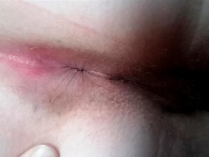 Meine BBW-Frau zwinkert ihrem Arschloch, während ich damit spiele,