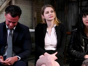 Vollbusige Agentin von lezdom hacker mit strapon gefickt